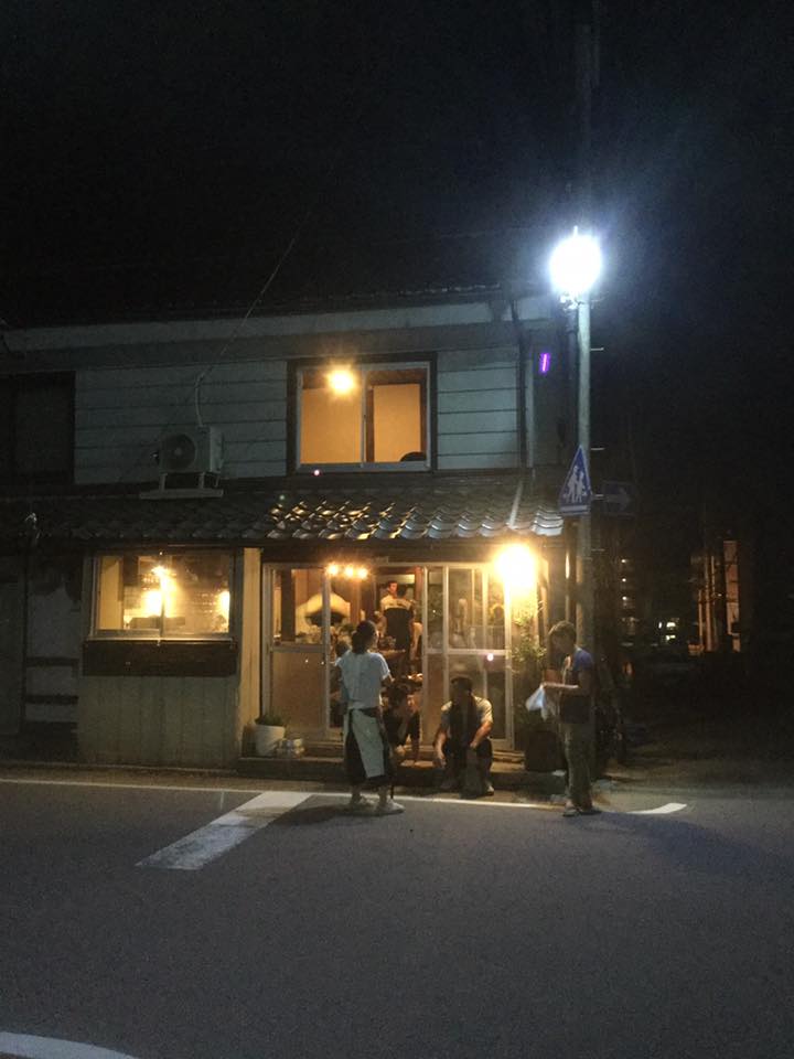 上田市薪窯のピザ屋kadokkoさん、みんなで完成のお祝い