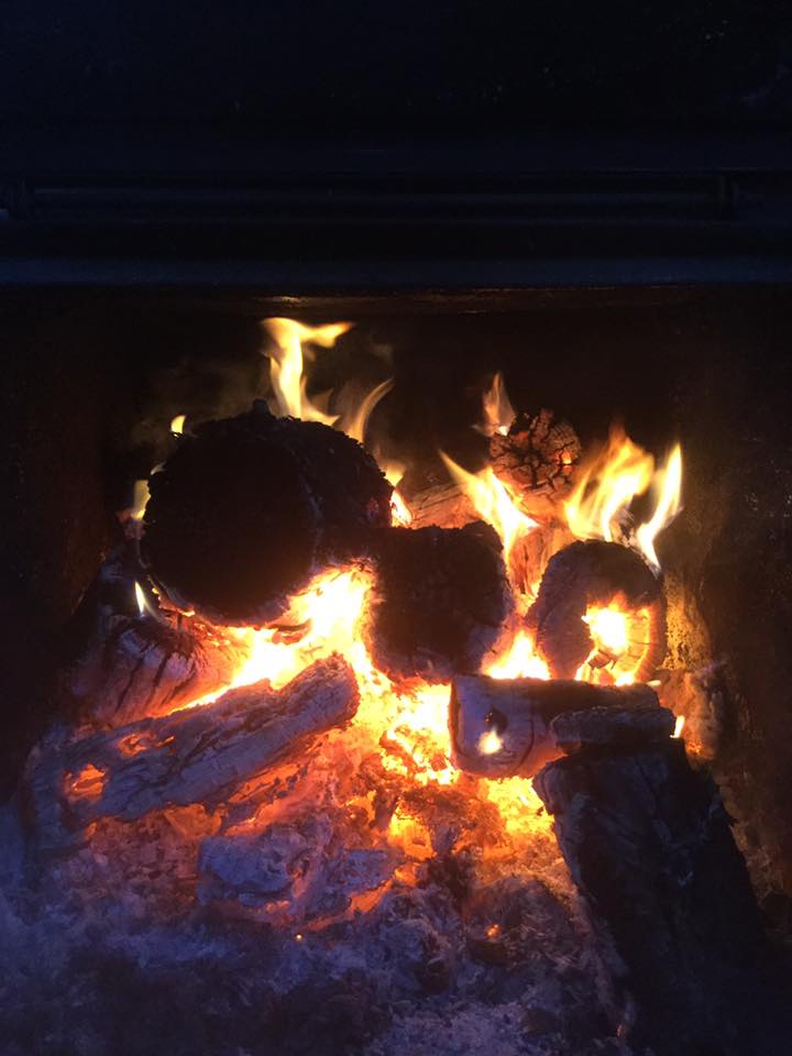 薪ボイラーの火おこしは贅沢な時間