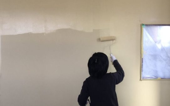 塾アマノさんの生徒さん、先生方と壁塗り、家具塗装