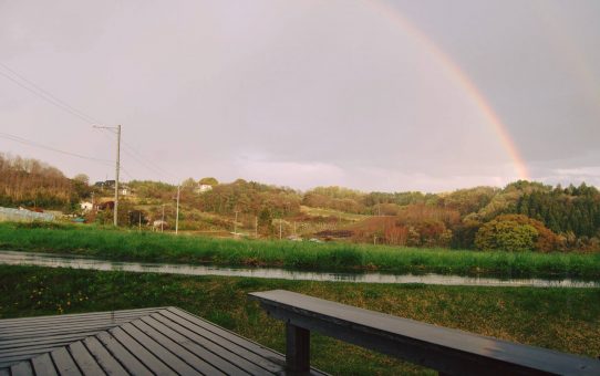 丘の上に掛かる虹