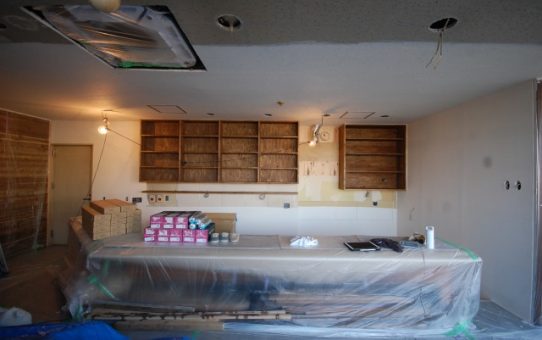 厨房の吊り棚をバトンで塗装しよう。