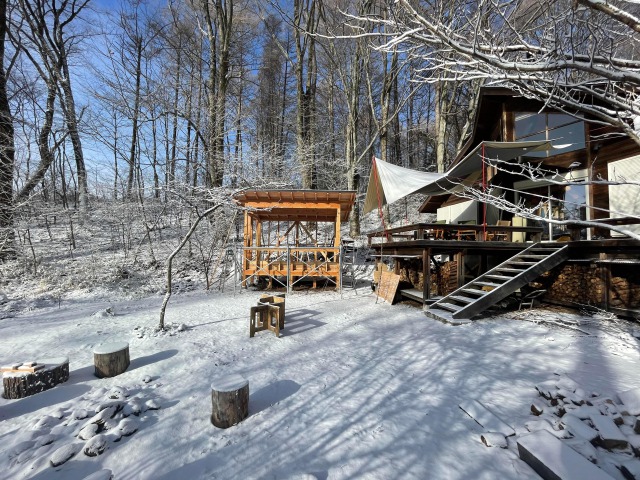 雪景色が似合う、石場建て+プレカットの小屋。
