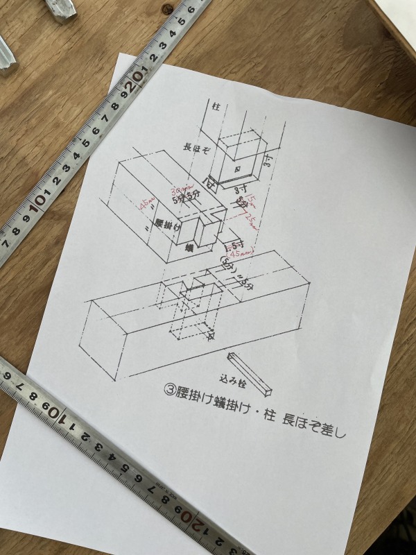 大工さんに教わる手刻みワークショップ。木材にほぞ穴や継ぎ手を加工する。